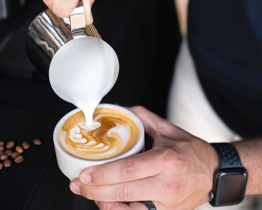 Latte art pour