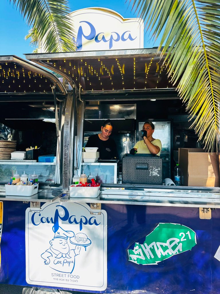 הפודטראק המואר של Conpapa מציע ארוחה חמה ומזמינה