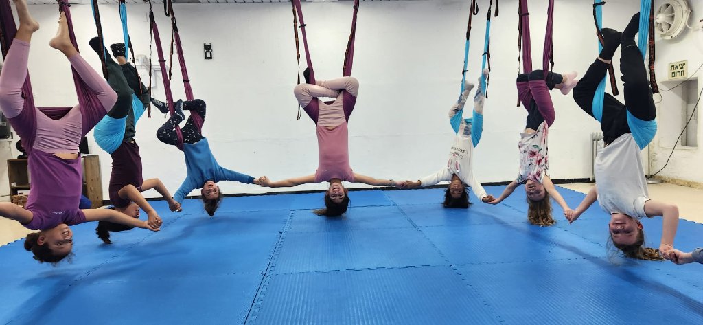 ילדים נהנים מחוויית תנועה וריחוף בסטודיו יוגה ערסלים בגולן