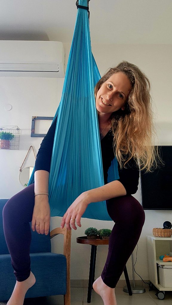 ליטל מעבירה סדנת יוגה ערסלים חווייתית בקיבוץ אורטל שבגולן
