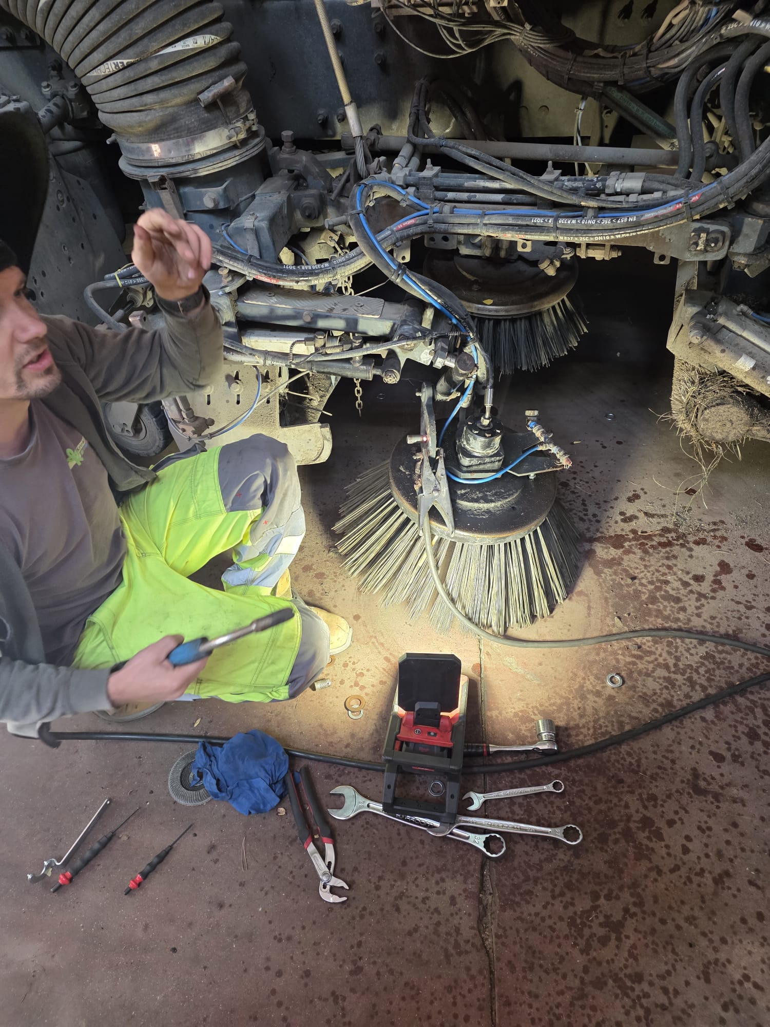 Technicus aan het werk aan borstelmechanisme
