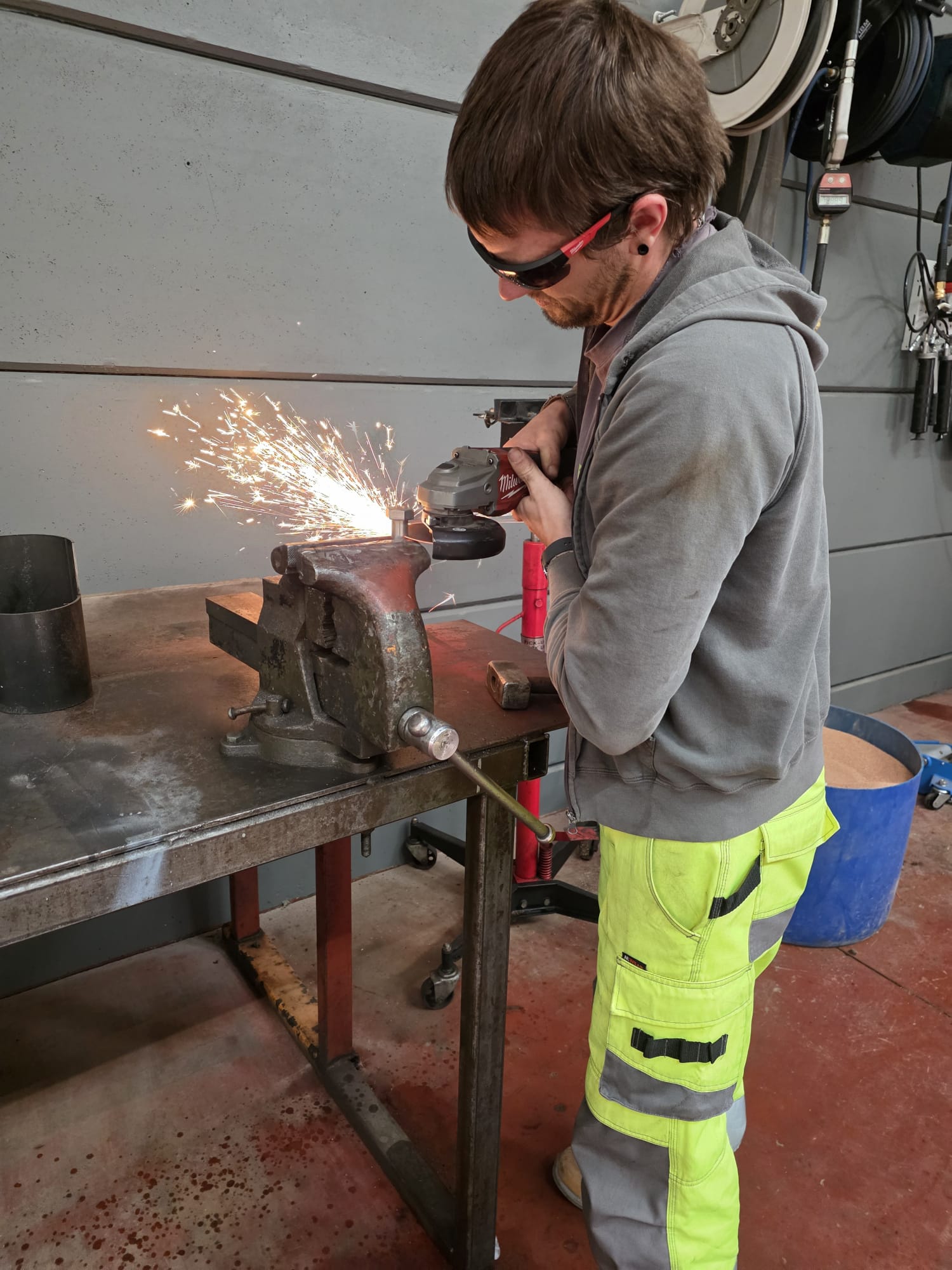 Hoeksmalslijper op bankschroef