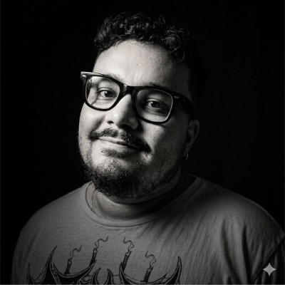Retrato em preto e branco de Renato Pina, Product Designer, com expressão serena — estilo minimalista.
