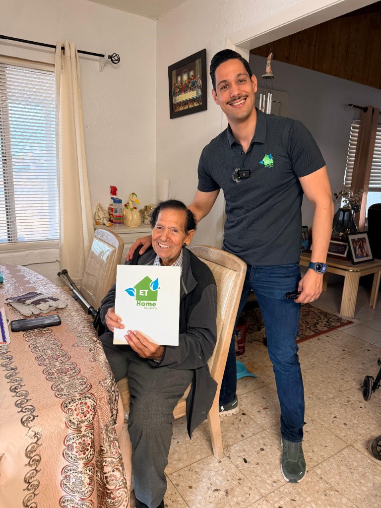 Familia feliz frente a su hogar renovado