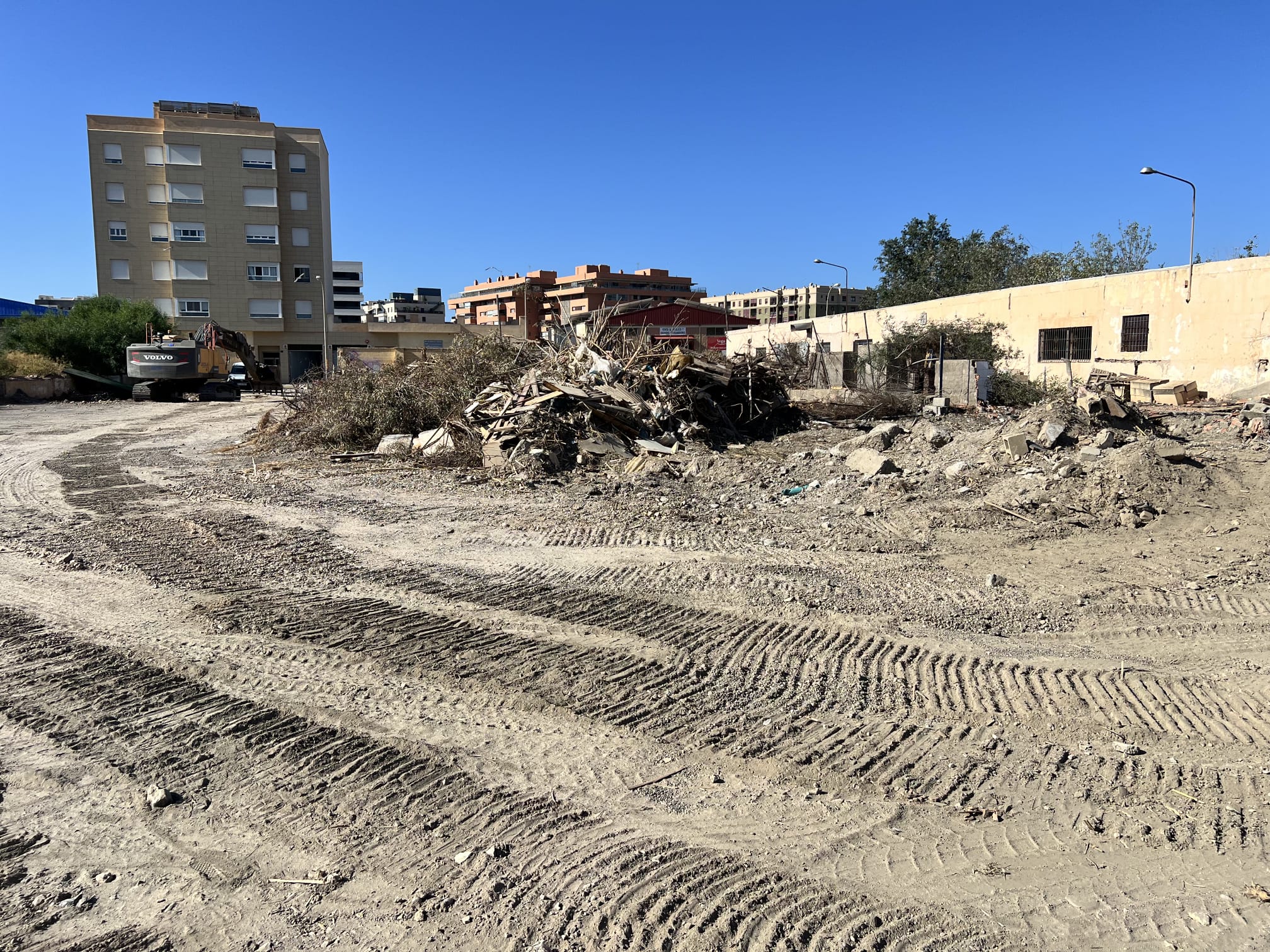 Continuación de trabajos de demolición y desbroce del solar - 3