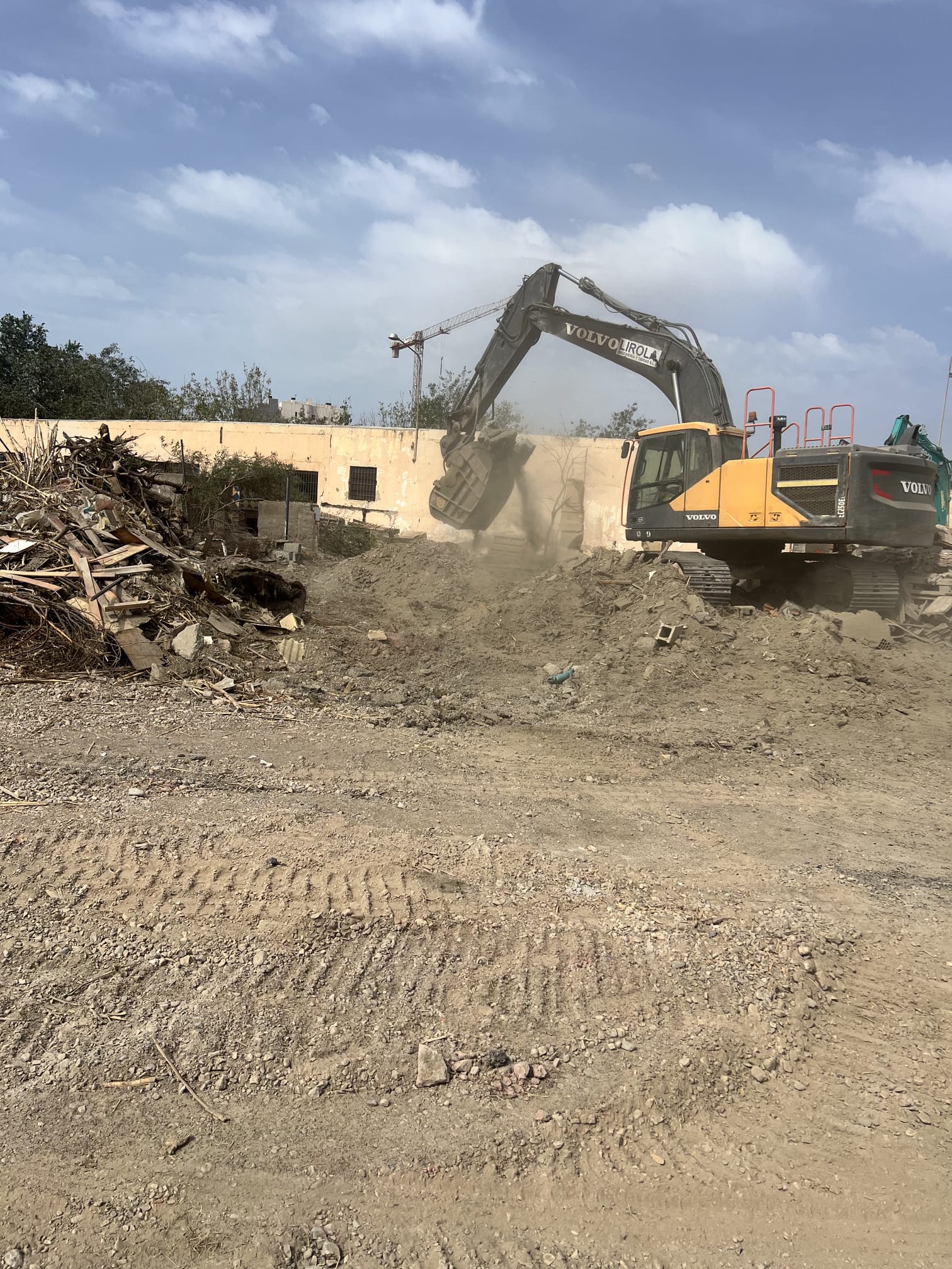 Continuación de trabajos de demolición y desbroce del solar - 1