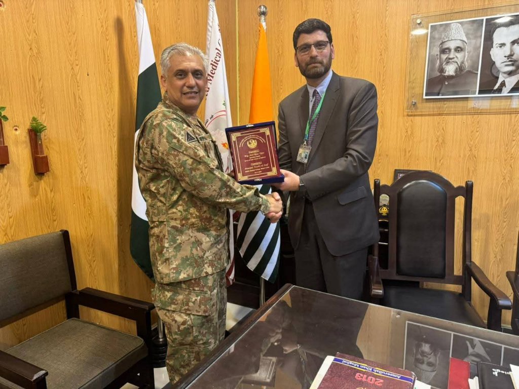 Principal receiving distinguished guest