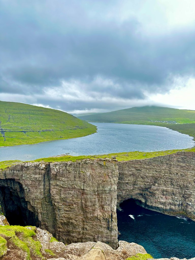 Sørvágsvatn lake above the ocean cliffs