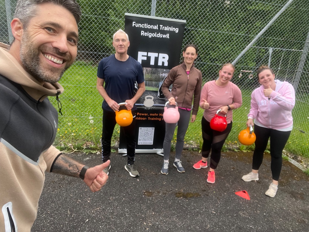 Gruppe mit Kettlebells