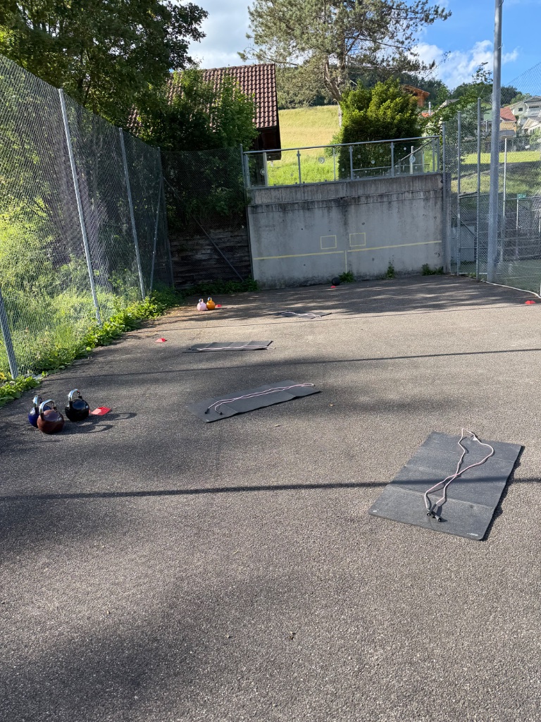 Matten und Kettlebells bereit