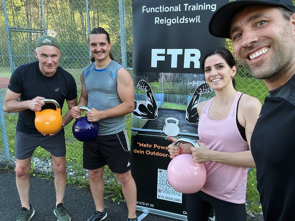 Gruppe mit Kettlebells 2