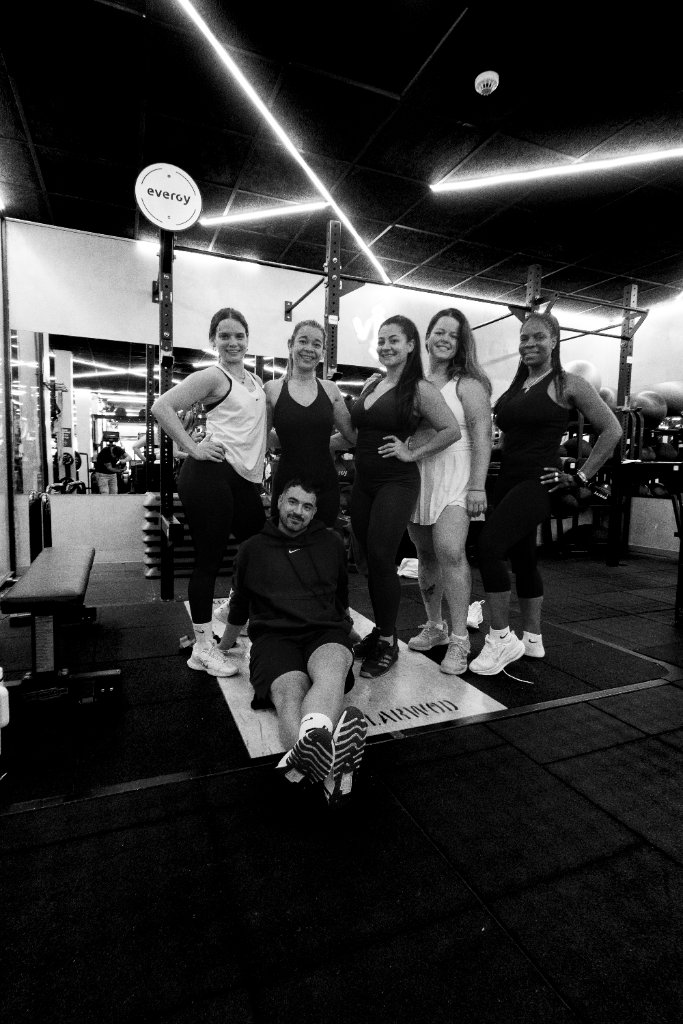 Kevin y clientas, foto grupal