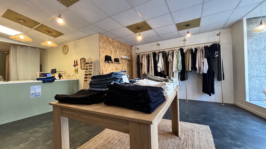 Table centrale et portants dans la boutique Armel Collection