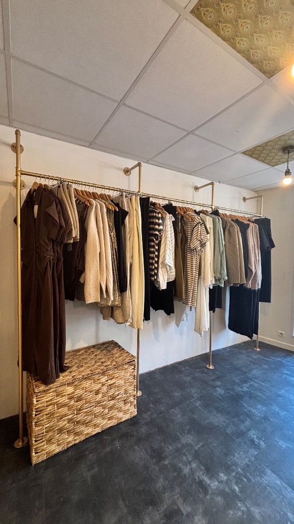 Intérieur de la boutique Armel Collection - portant à vétements