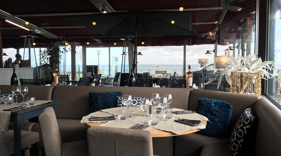 Salle intérieure du restaurant La Plage - vue sur mer