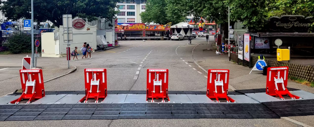 Beveiligde stadskern met HVM-barrières bij schemering