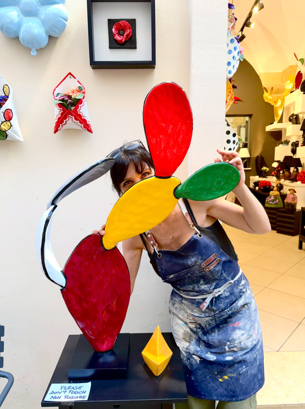 Sandra Farina, artista, al lavoro nel laboratorio FRULLA a Lecce