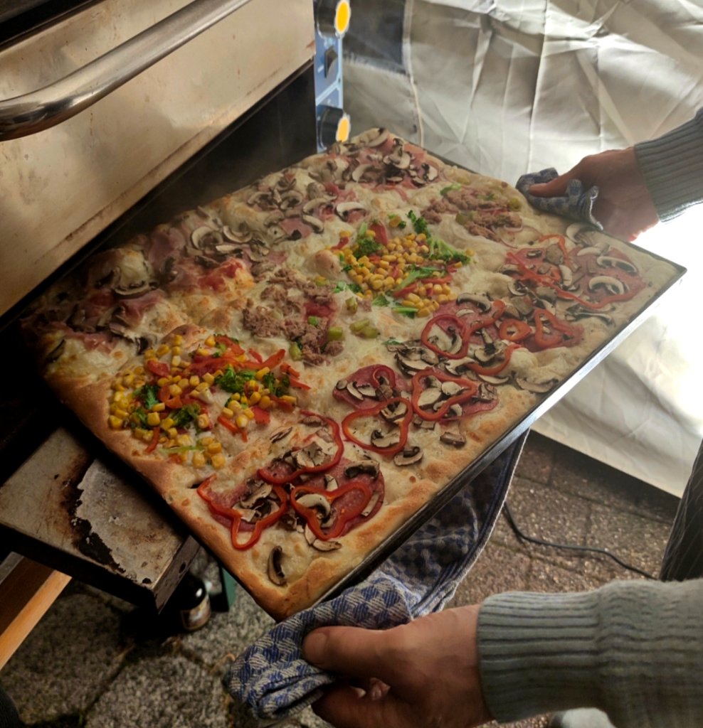 Party-Pizza 40 x 50 cm in 12 Portionen – Santa Farina Mosbach
