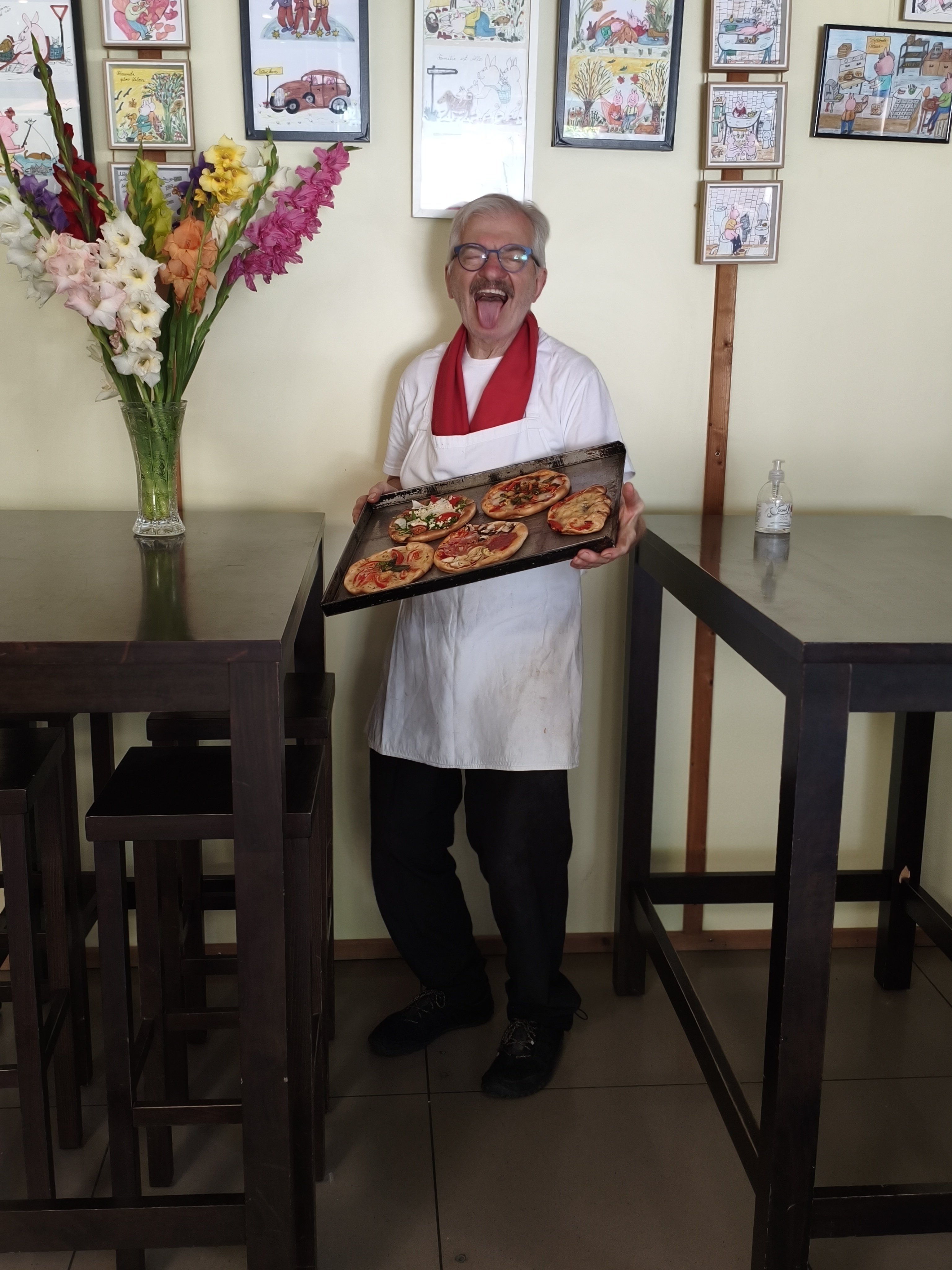 Siggi von Pizzeria Santa Farina Mosbach mit frisch gebackenen Pizzen