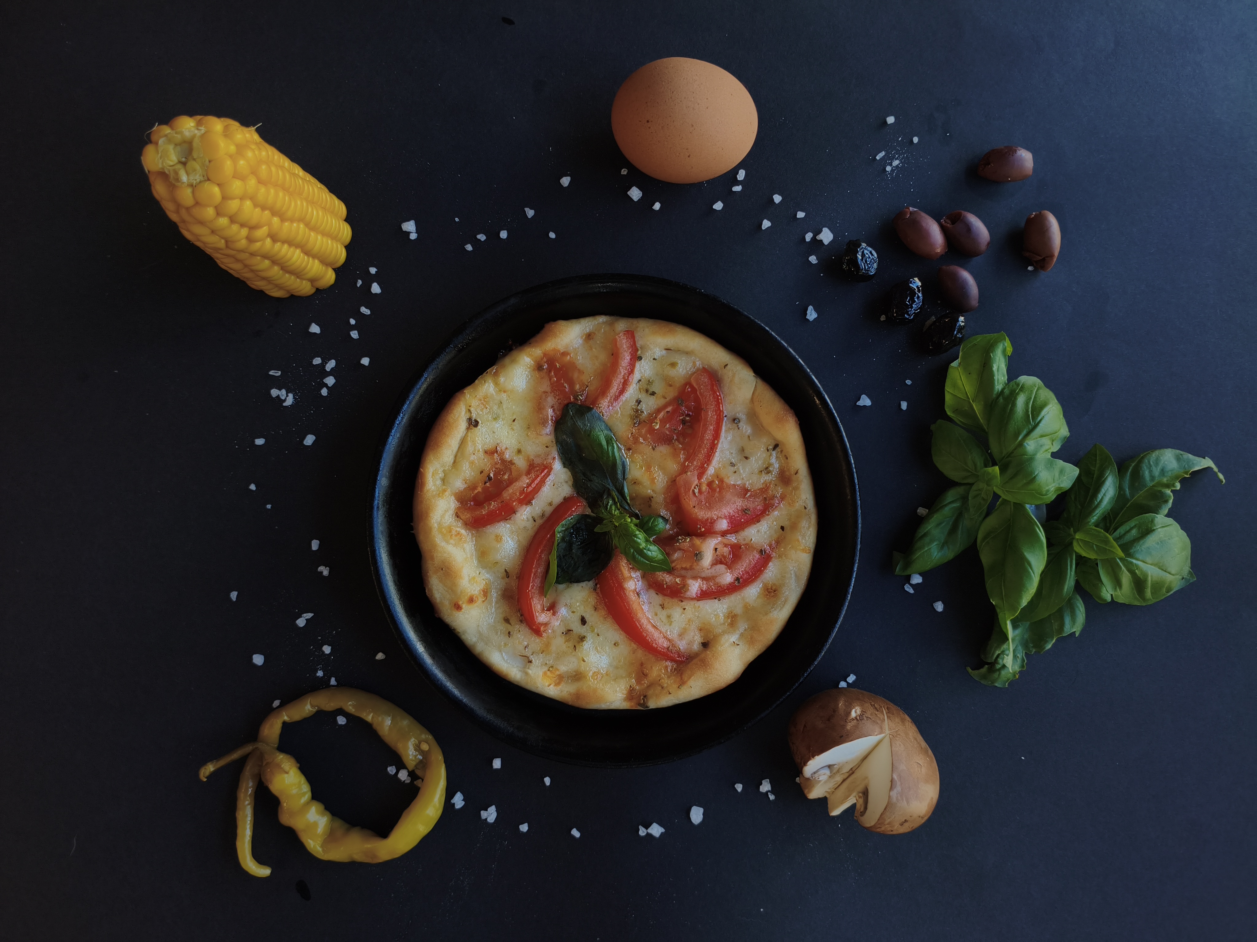 Pizza mit Basilikum und Tomaten