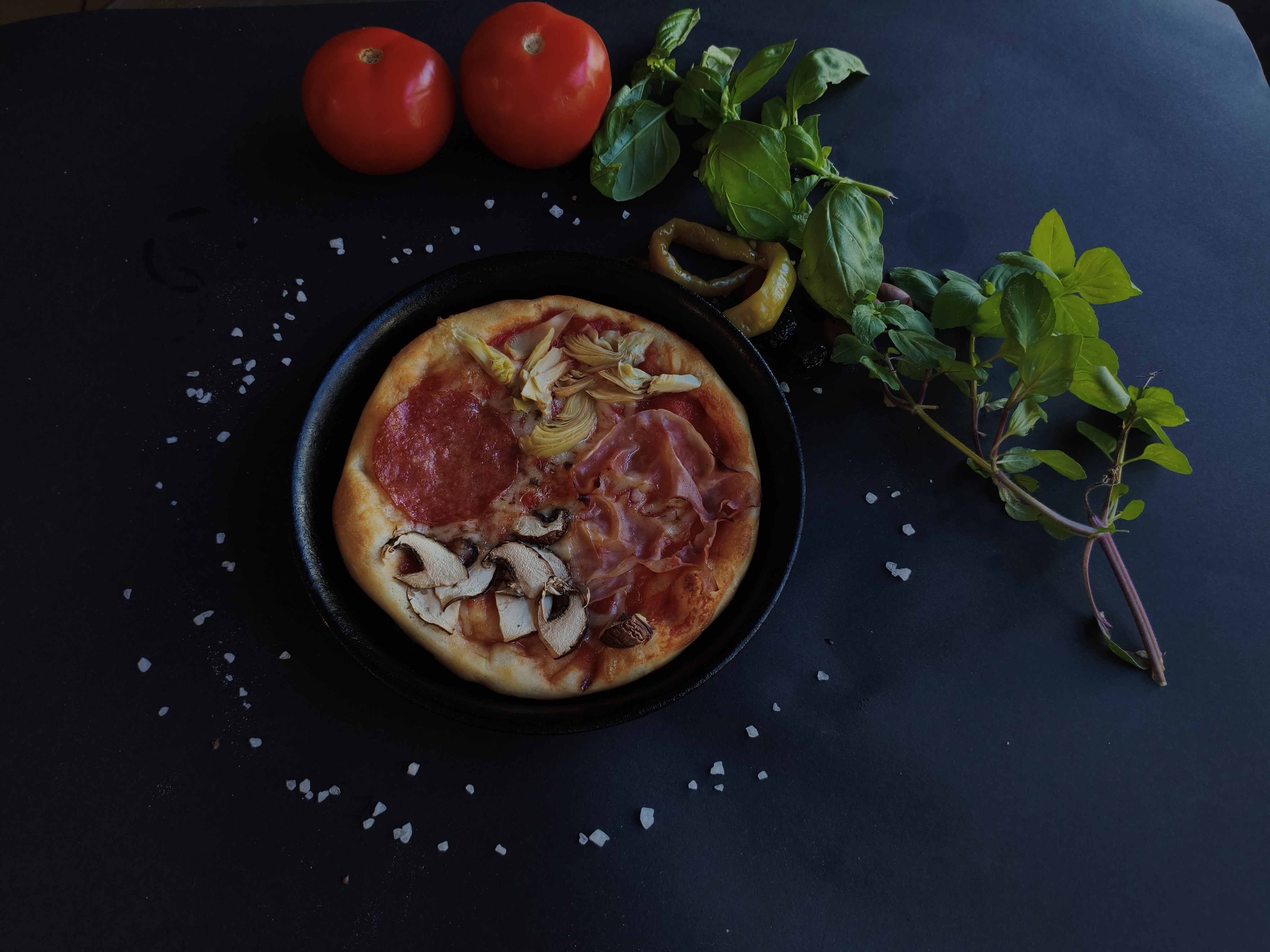Pizza mit Salami, Pilzen und Artischocken