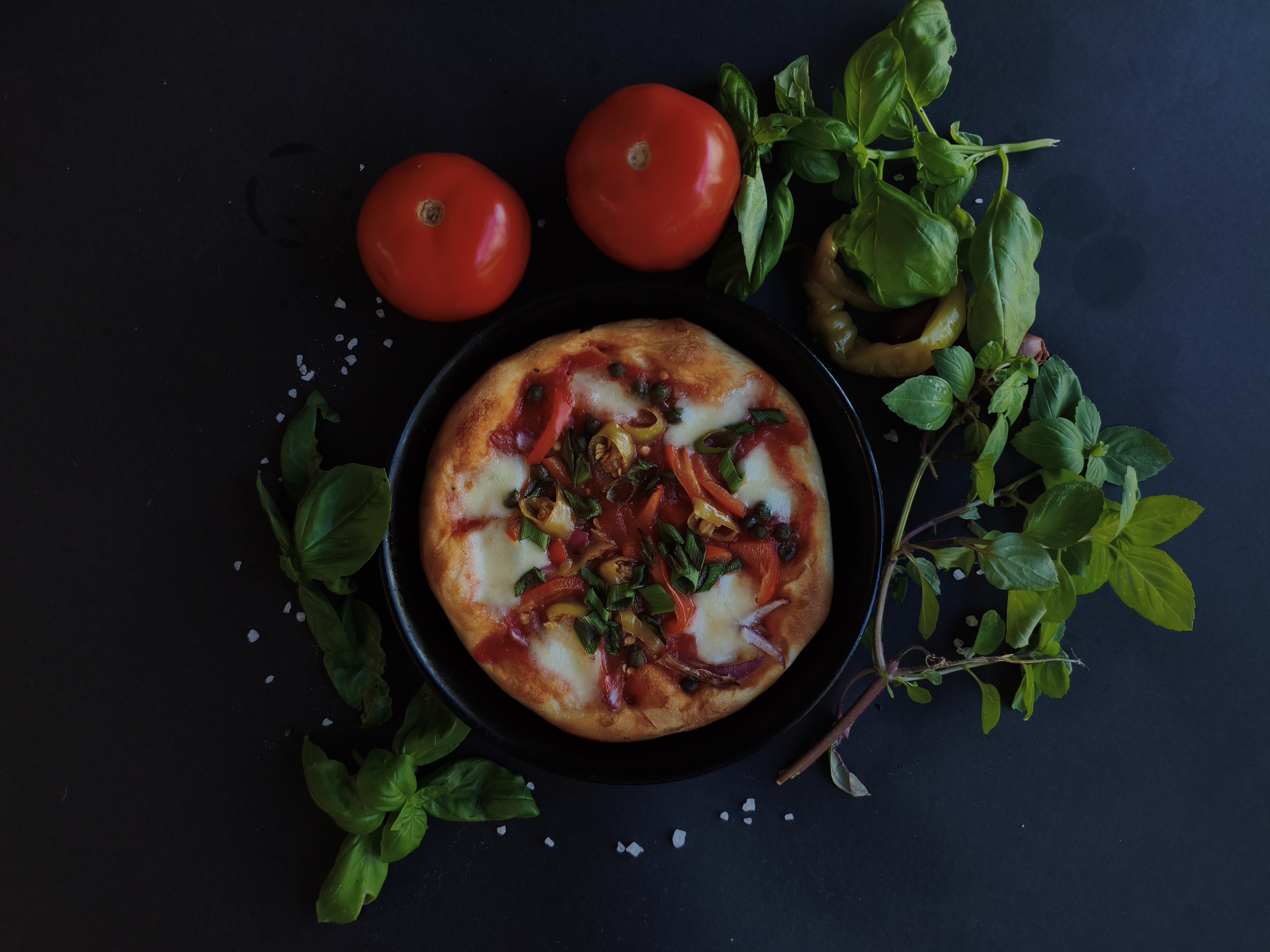 Pizza mit Paprika und Kapern