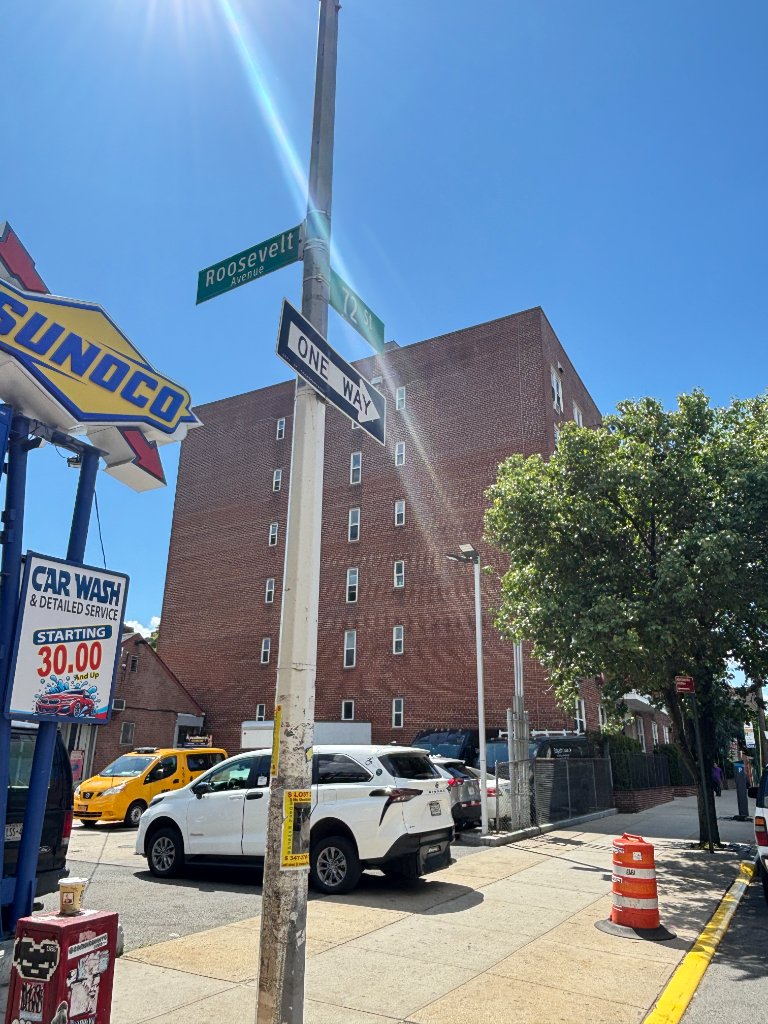 Roosevelt Ave & 72nd St neighborhood