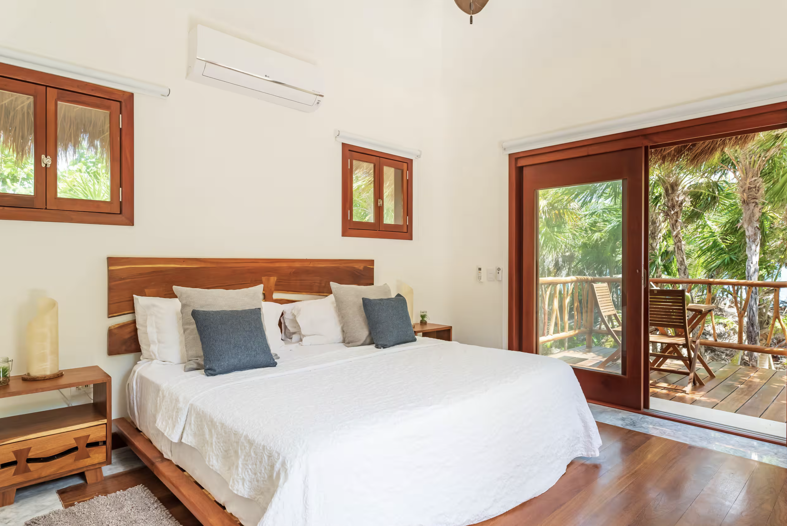 Bedroom with balcony & sea view
