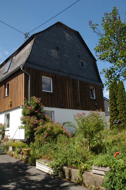 Hausansicht mit Balkon