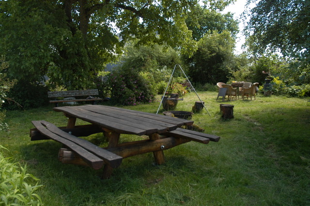 Holztisch im Garten