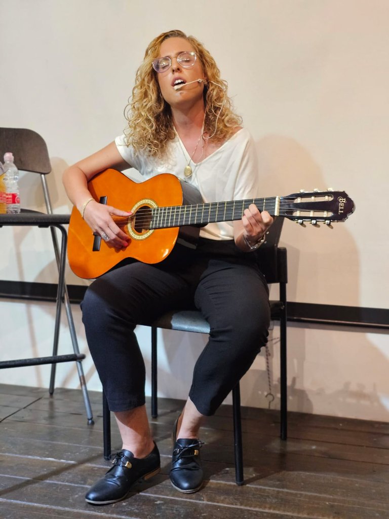 שרה מחייכת באור טבעי המקרין חום ותקווה