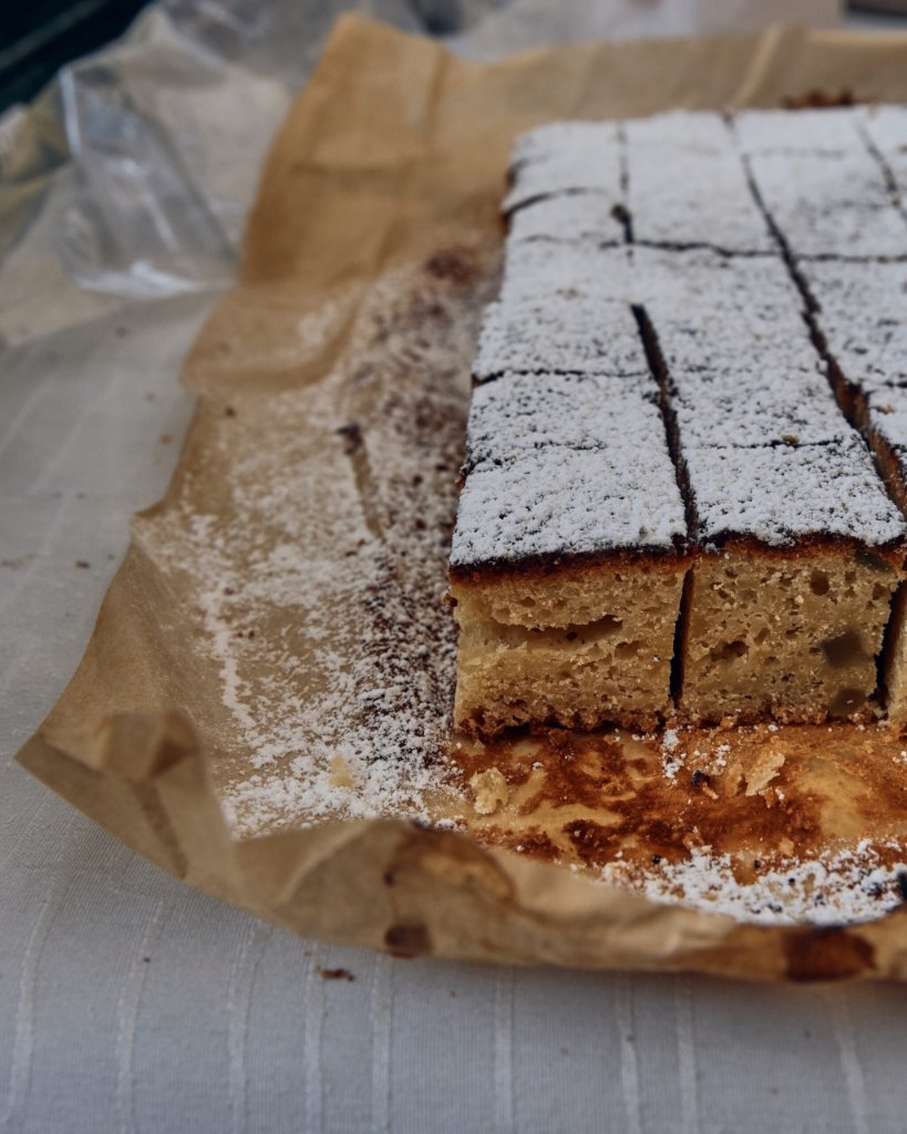 Sønderjysk kage drysset med flormelis på bagepapir