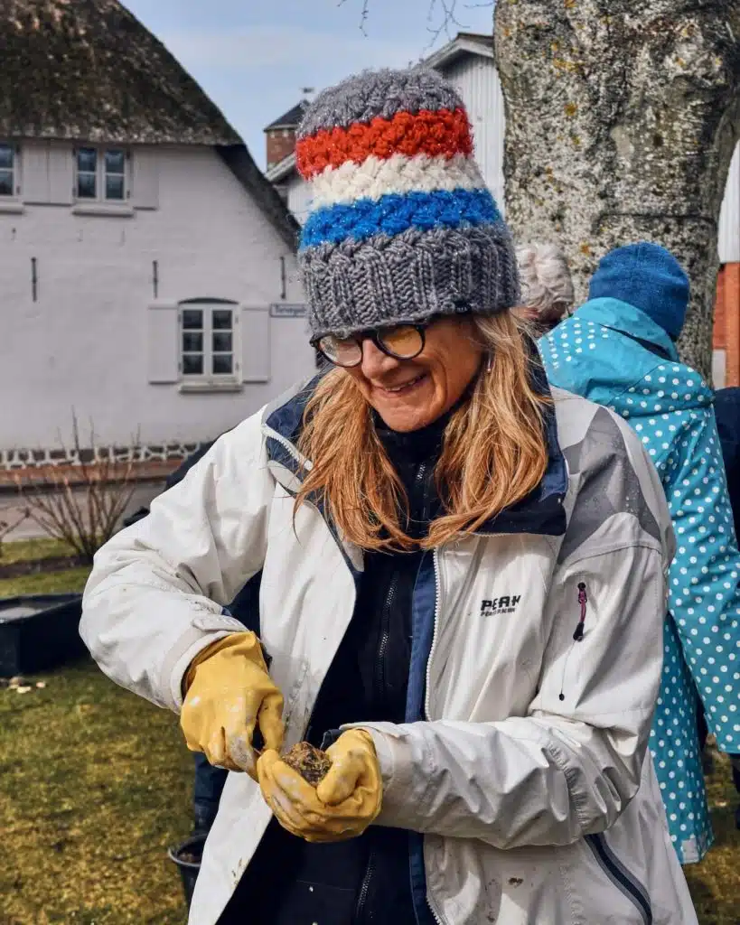 Glad deltager åbner østers i gården ved Højergård