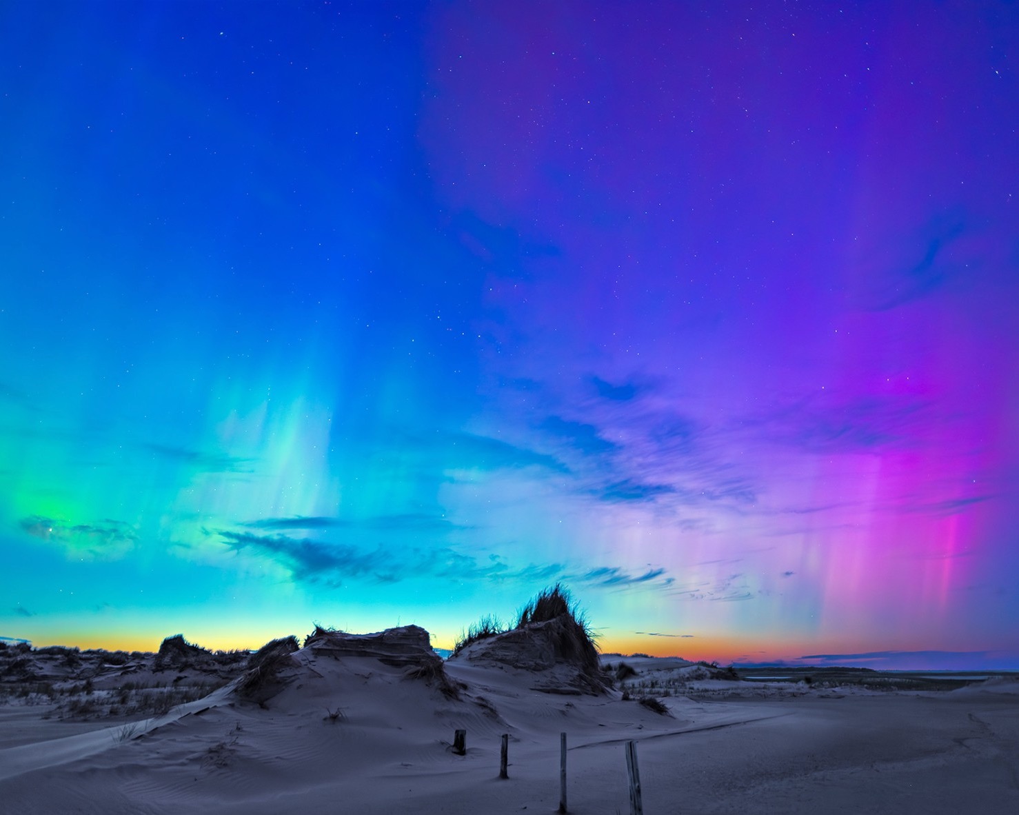 Nordlys i grønt og violet over klitterne på Rømø