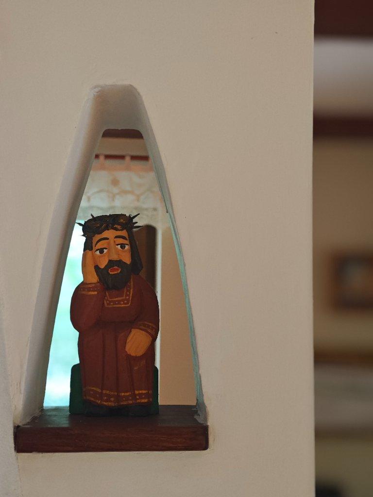 Drewniana figurka świętego w wnęce