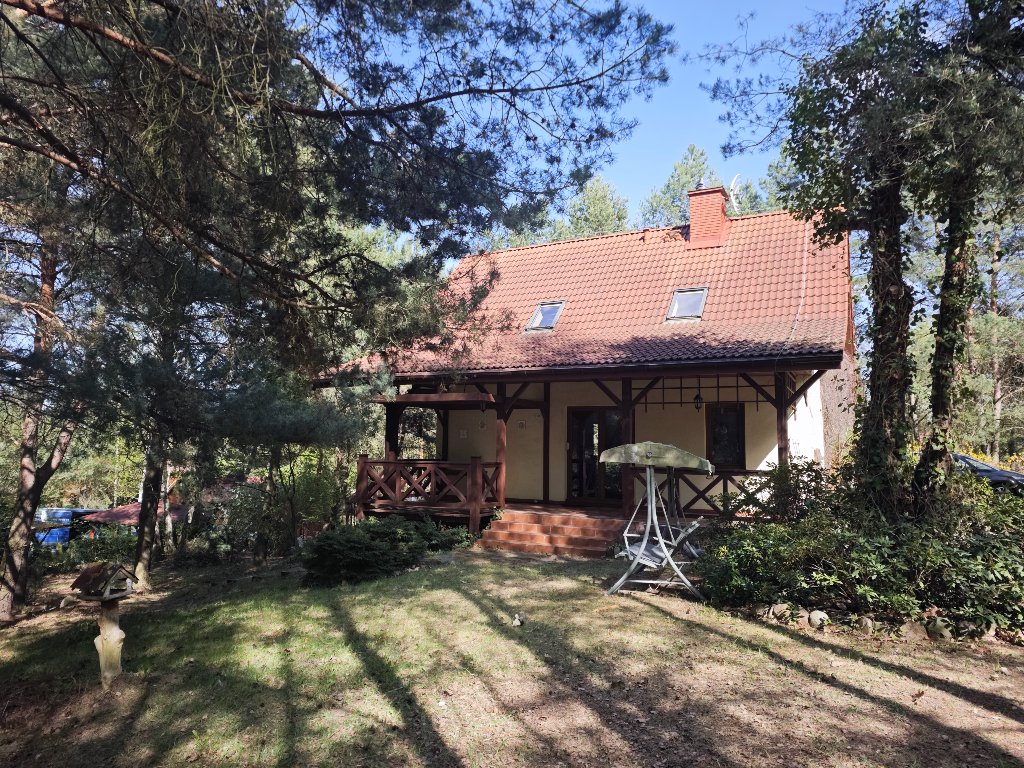 Wiesiówka — drewniany ganek z tabliczką nazwy