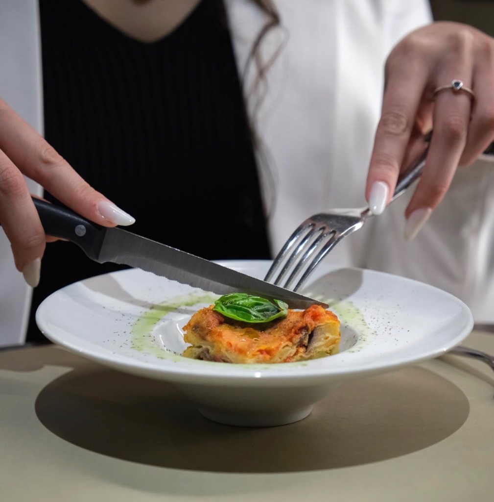 Secondo piatto al tavolo