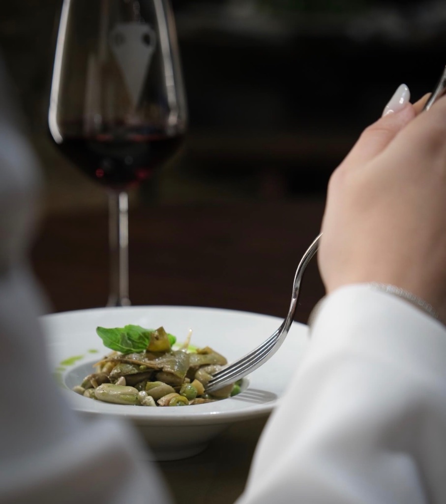Piatto con vino rosso