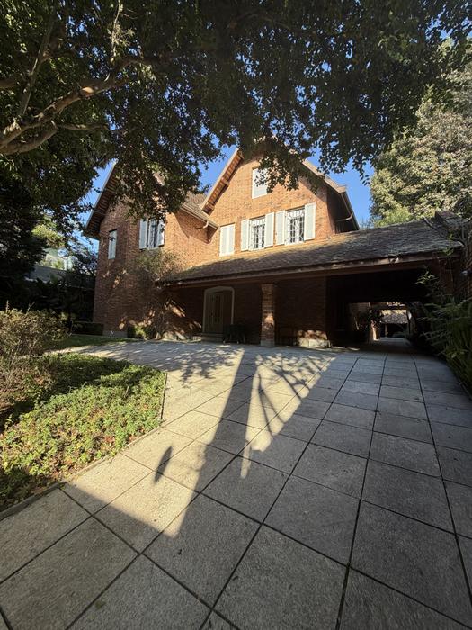 Casa com Jardim Exuberante no Jardim Europa - Jardim Europa
