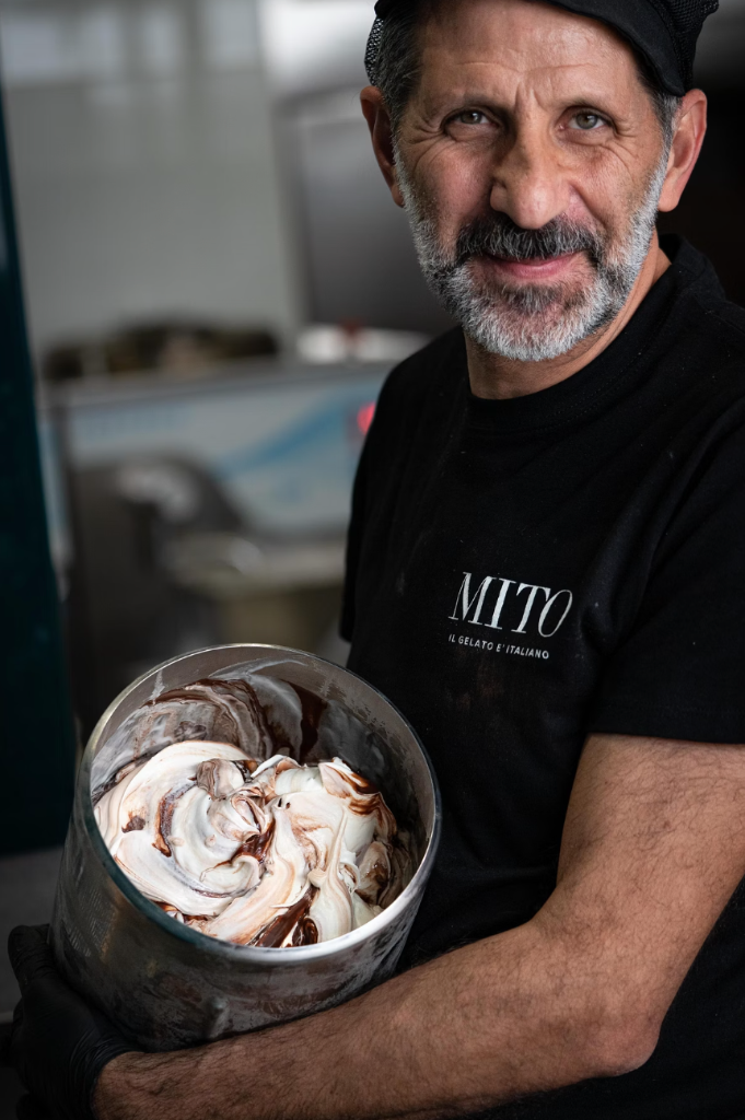 Maestro Giuseppe Di Bella elaborando gelato artesanal