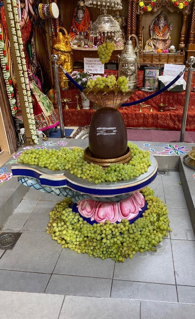 The Lingam abundantly garlanded with fresh green grapes.
