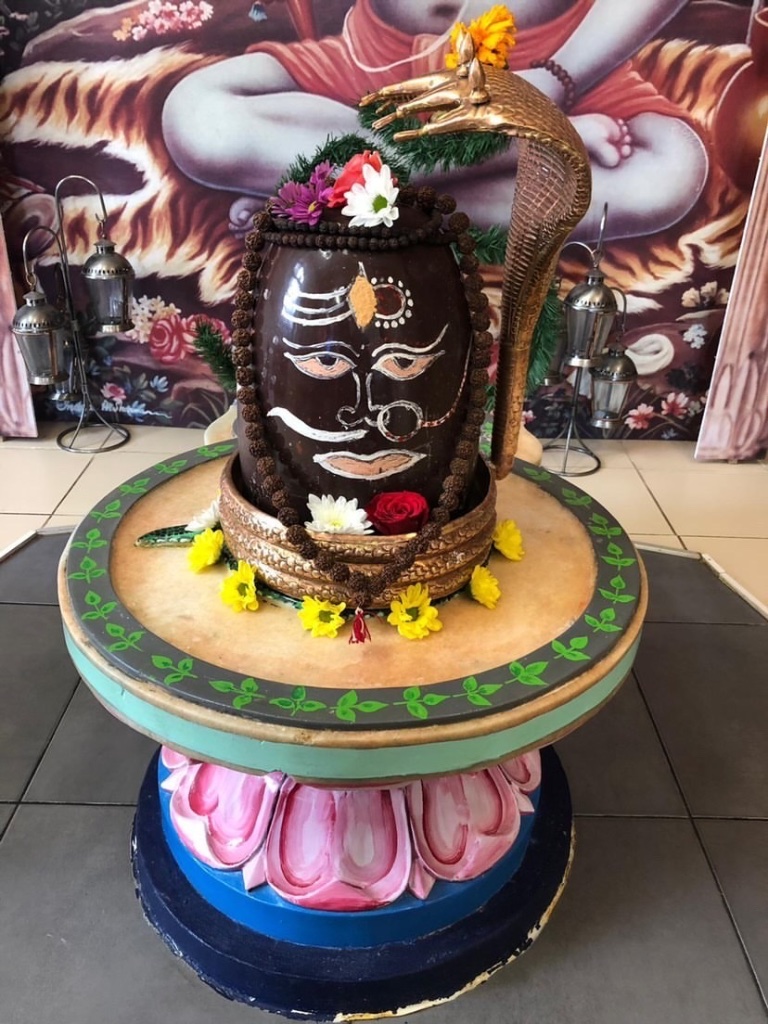 A finely painted face shringar with rudraksha mala and a serpent hood.