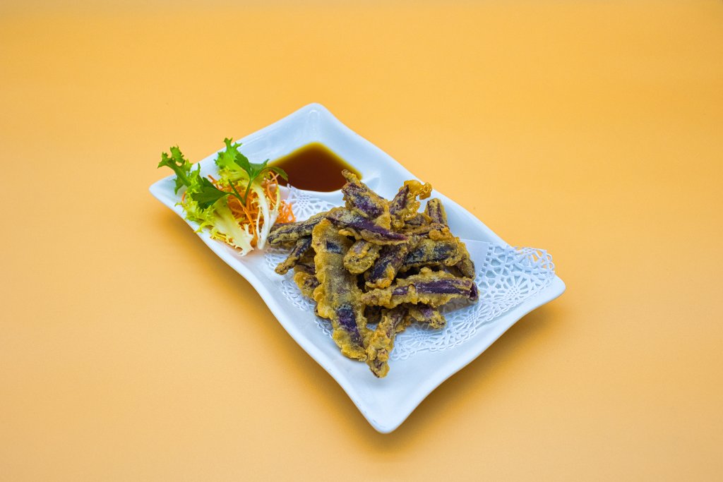 Crispy eggplant tempura with dipping sauce