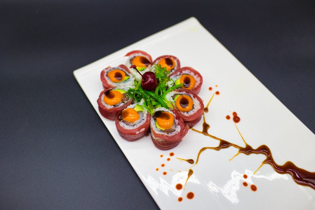 Tuna flower roll with wine glass pairing