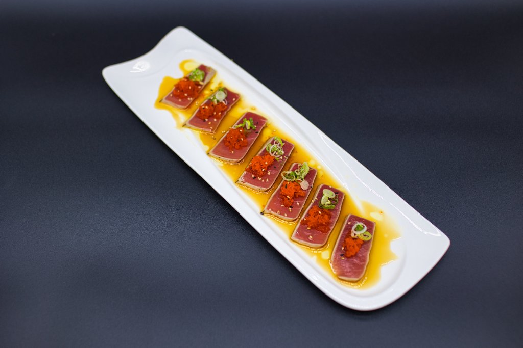 Flower-shaped tuna sushi roll with balsamic