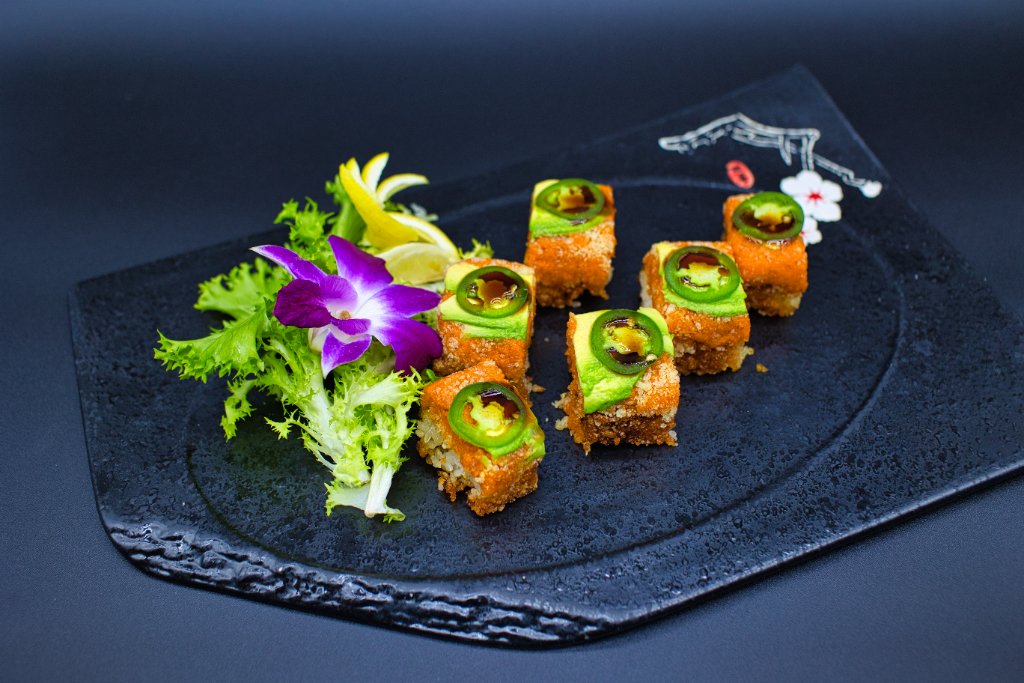 Volcano roll with bamboo sauce art