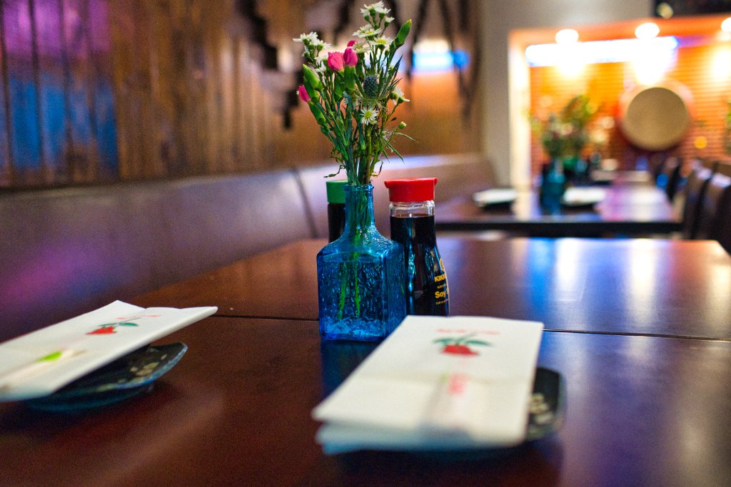 Table setting with pink flowers
