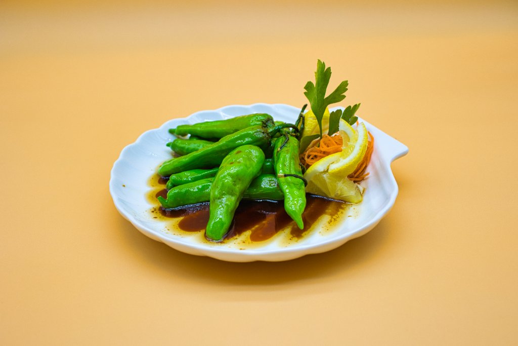 Grilled shishito peppers with lemon and parsley