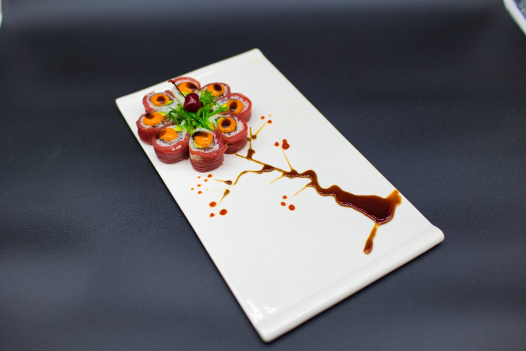 Flower-shaped tuna roll with spicy mayo