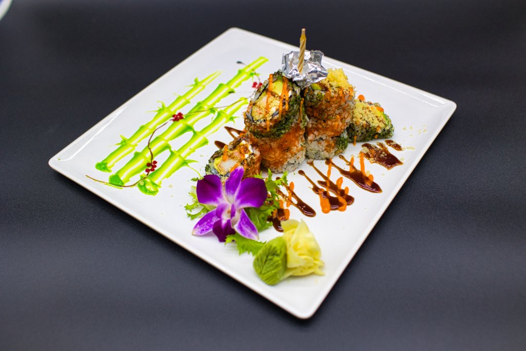 Volcano roll with green sauce decoration